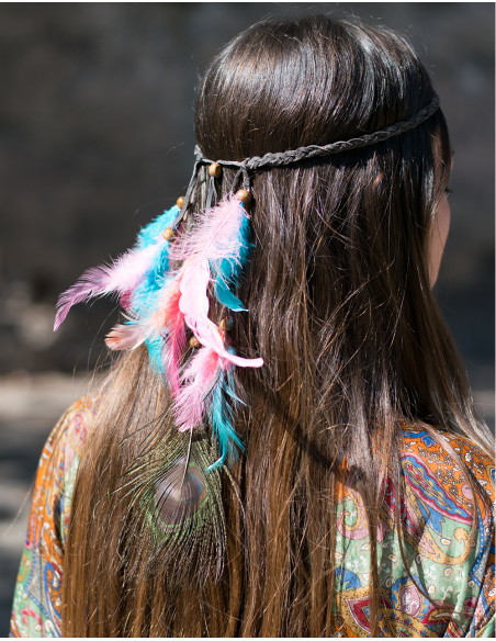 peinado-con-tiara-hippie-plumas