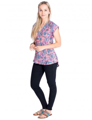 blusa-estampada-rosa-escote-pico