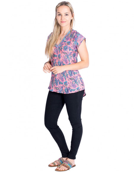 blusa-estampada-rosa-escote-pico