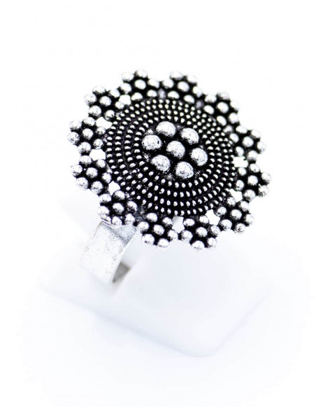 anillo-tallado-artesanalmente-plateado-laton