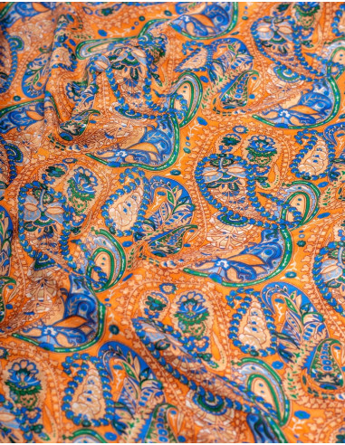 estampado-mono-naranja-paisley-azul