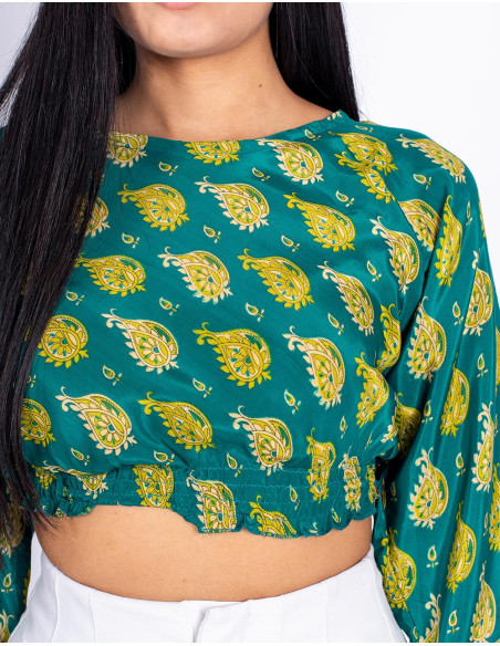 blusa-corta-seda-verde-cuello-redondo