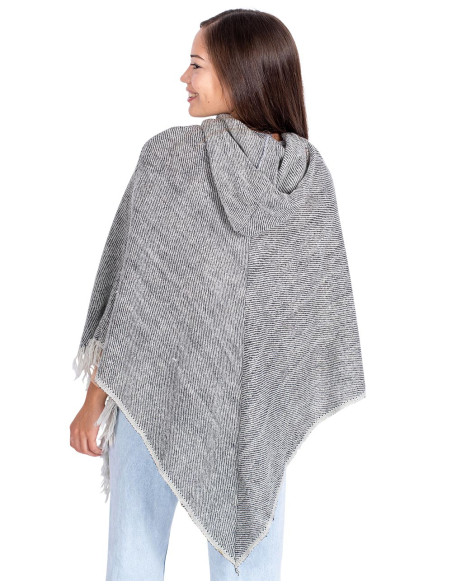 poncho-mujer-bolsillos-y-capucha-gris