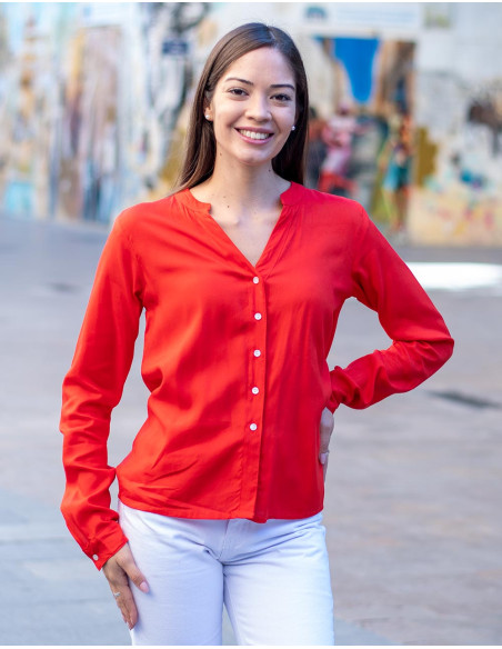 camisa-roja-botones-cuello-pico