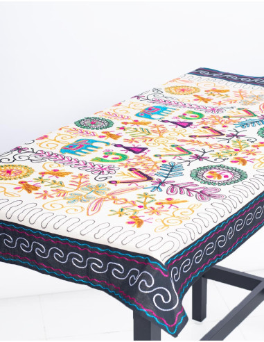 mantel-decorativo-inscripciones-rupestres-bordado-negro