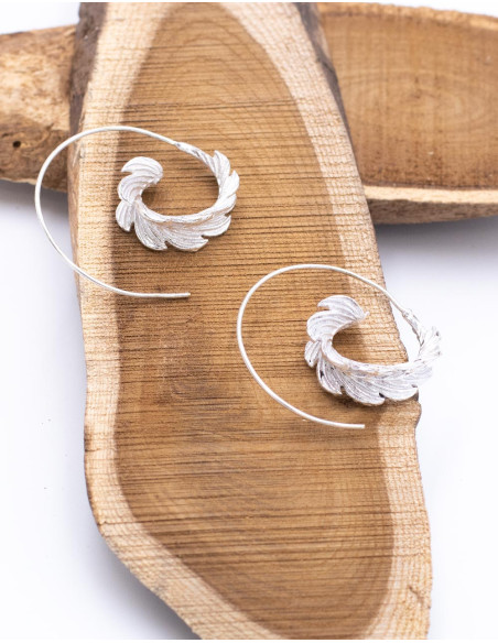 pendientes-circulares-hoja-con-relieve-plateado