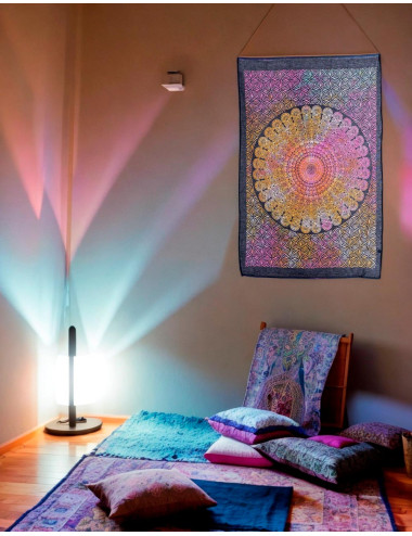 tapiz-multicolor-mandala-en-habitacion-meditacion