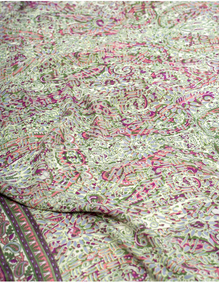 tela-seda-fresca-calidad-estampada-fondo-verde-claro