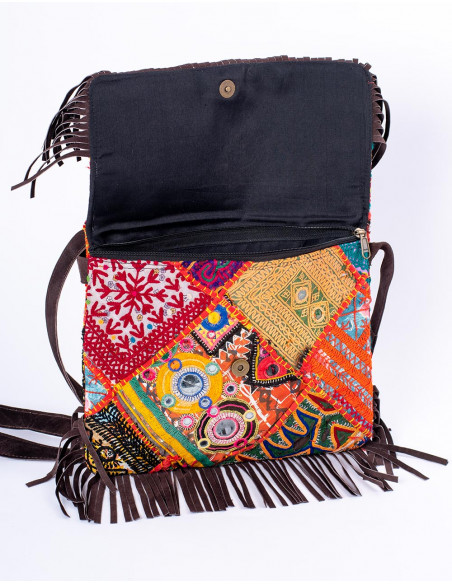 bolso-estilo-bandolera-con-flecos