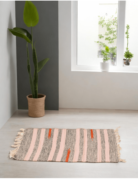 Ethnic handmade rug with fringes | Kimago