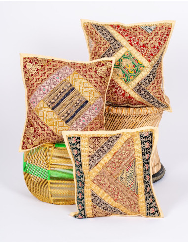 cojin-etnico-beige-detalles-brillantes-suaves
