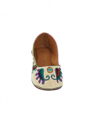Balerina beige con dibujos bordados y piedras