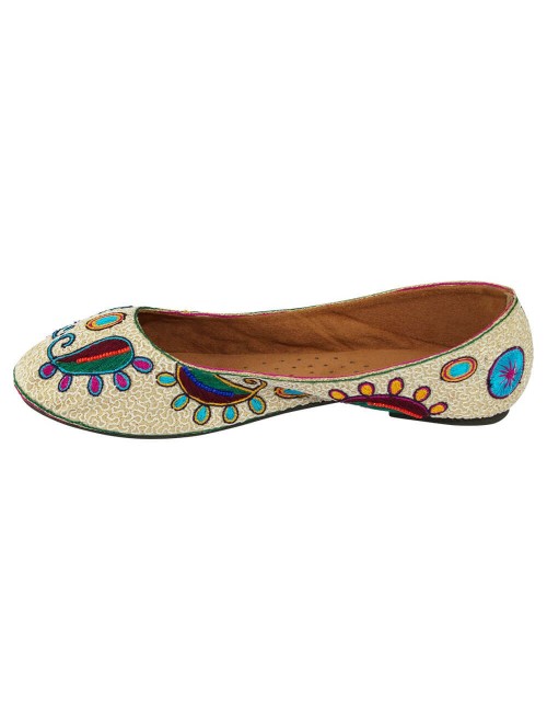 Balerina beige con dibujos bordados y piedras